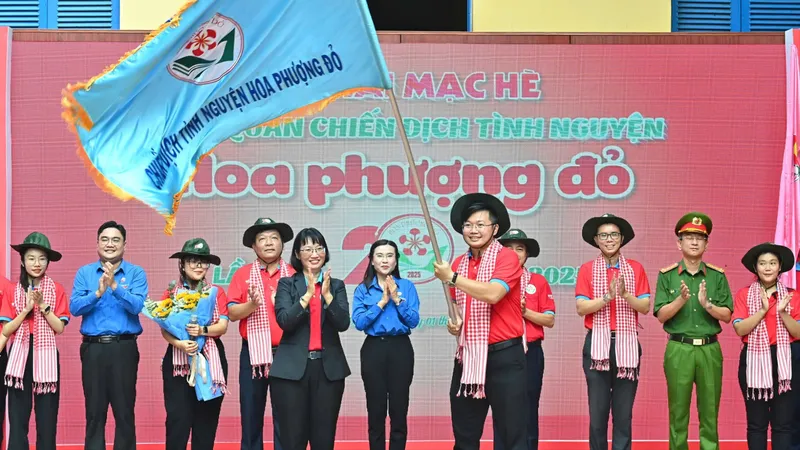 TPHCM ra quân Chiến dịch Hoa phượng đỏ lần thứ 20