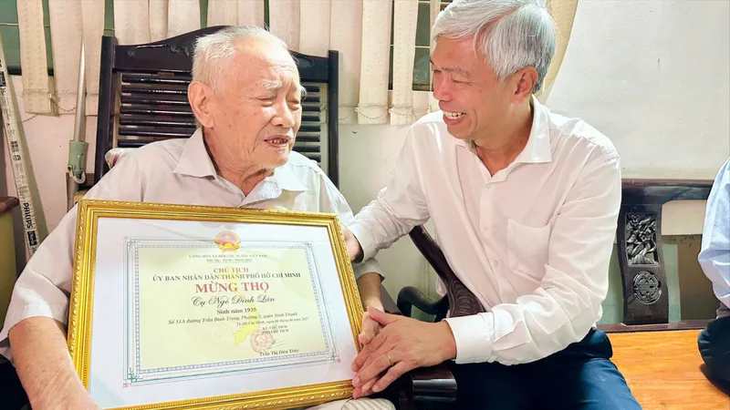 Phó Chủ tịch UBND TPHCM Võ Văn Hoan thăm, chúc thọ ông Ngô Đình Lân