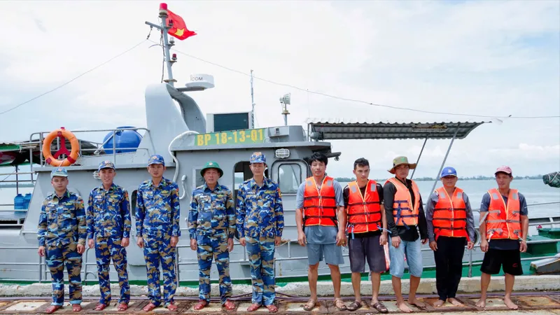 Biên phòng Sóc Trăng kịp thời cứu 5 thuyền viên bị chìm tàu 