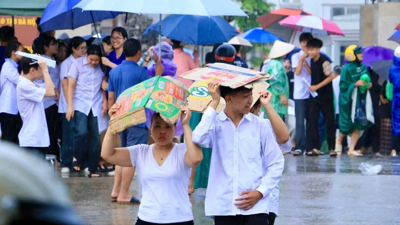 Chiều 7-6, một cơn dông nhiệt phủ xuống nhiều nơi ở miền Bắc