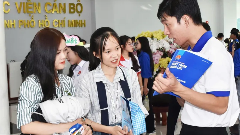 Hơn 300 học sinh trải nghiệm một ngày làm sinh viên Học viện Cán bộ TPHCM 