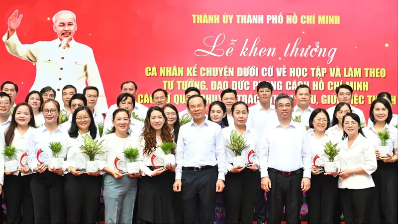 Khen thưởng cá nhân kể chuyện dưới cờ về học và làm theo Bác