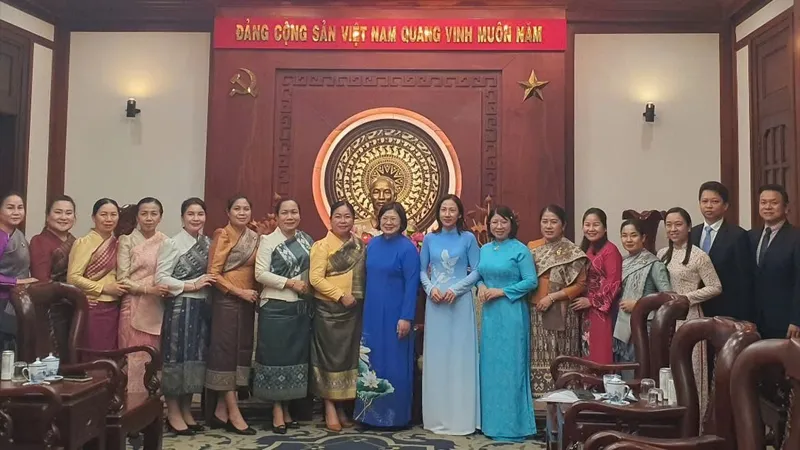 Lãnh đạo Thành ủy TPHCM tiếp Đoàn đại biểu Hội LHPN Thủ đô Vientiane, Lào