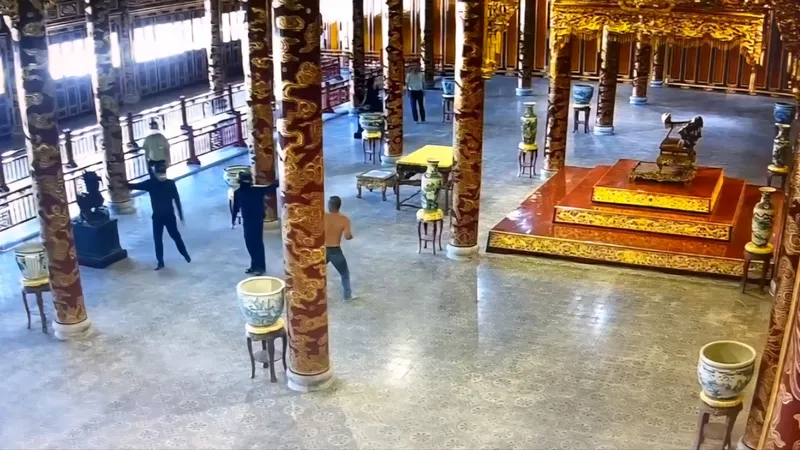 Ngai vàng được truyền qua 13 đời Vua Triều Nguyễn là bảo vật quốc gia bị một người đàn ông làm gãy
