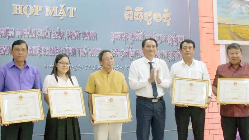 Phó Chủ tịch UBND tỉnh Trà Vinh Nguyễn Quỳnh Thiện tặng bằng khen cho 5 cá nhân 