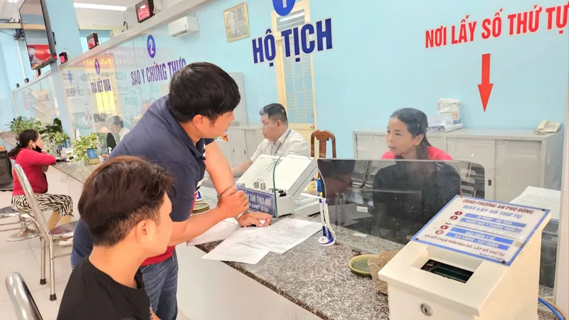 Người dân làm thủ tục hành chính tại UBND phường An Phú Đông (quận 12)