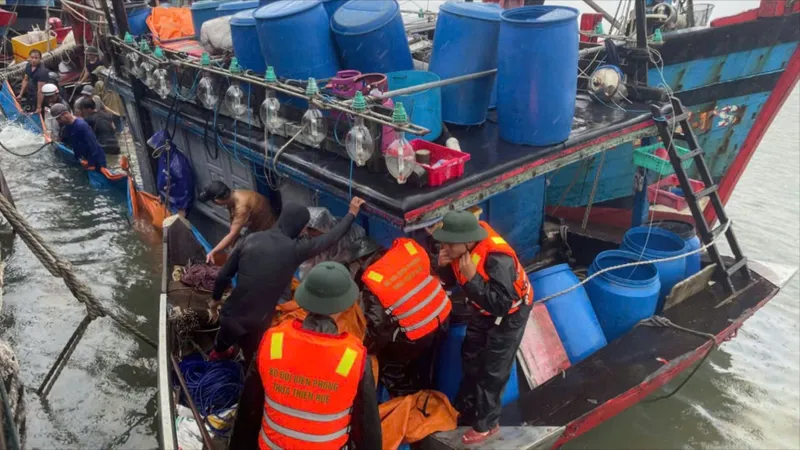 Ứng cứu thành công tàu cá bị chìm
