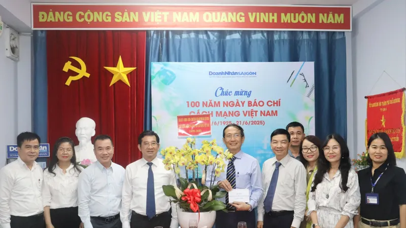 Phó Chủ tịch Thường trực UBND TPHCM thăm, chúc mừng các cơ quan báo chí 