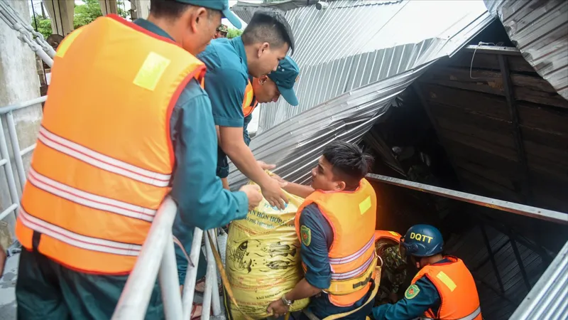 Bộ Chỉ huy quân sự TP Đà Nẵng huy động lực lượng vớt lồng bè, khơi thông dòng chảy tại đập An Trạch