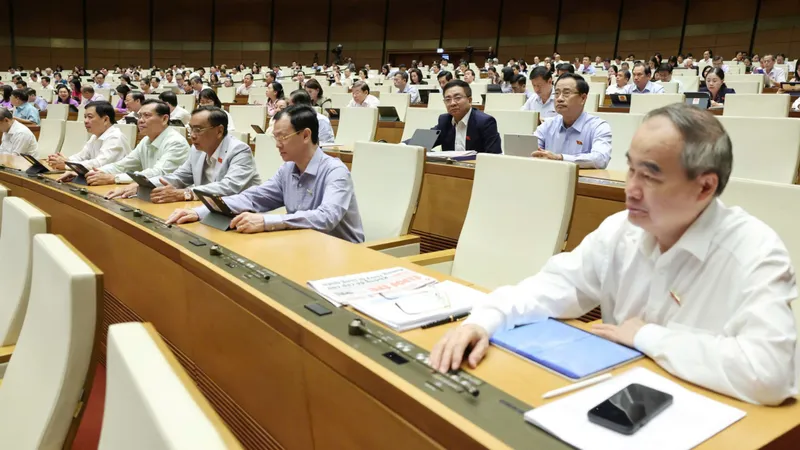 Đại biểu Quốc hội bấm nút biểu quyết thông qua luật, sáng 16-6. Ảnh: QUANG PHÚC