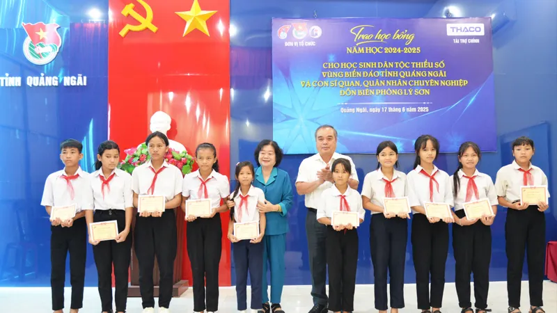Nguyên Phó Chủ tịch nước Trương Mỹ Hoa trao học bổng cho học sinh Quảng Ngãi