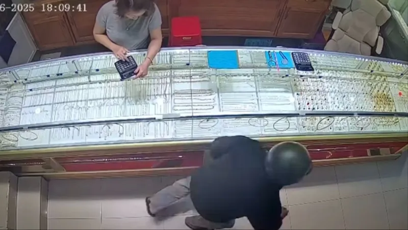 Lâm Đồng: Bắt nghi phạm cướp giật tiệm vàng