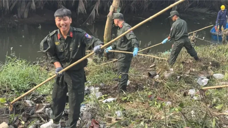 Dọn dẹp vệ sinh sạch sẽ để phòng chống bệnh sốt xuất huyết. Ảnh minh họa