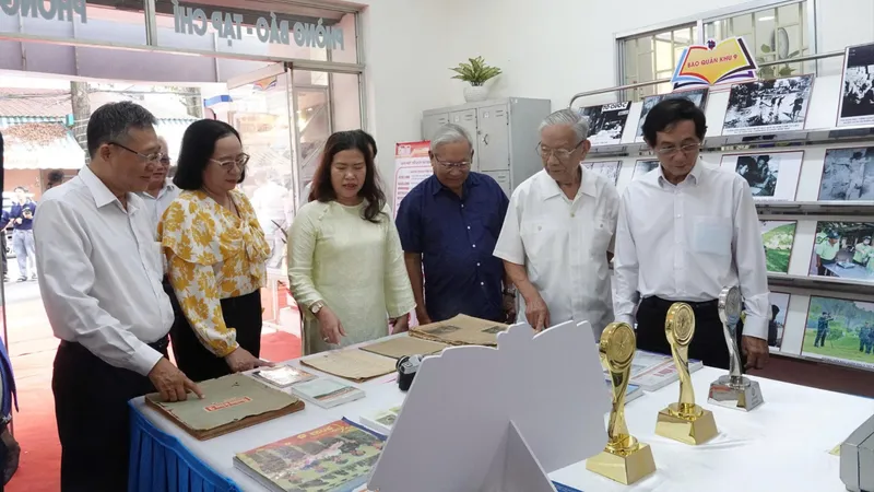 Các đại biểu tham quan tại triển lãm
