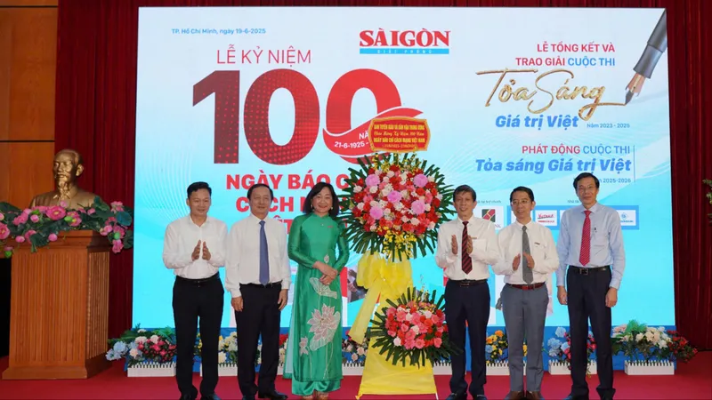 Đồng chí Huỳnh Thành Đạt, Ủy viên Trung ương Đảng, Phó trưởng Ban Tuyên giáo và Dân vận Trung ương tặng hoa chúc mừng Báo SGGP. Ảnh DŨNG PHƯƠNG