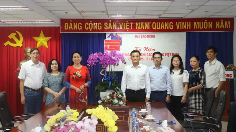 Phó Chủ tịch UBND TPHCM Bùi Xuân Cường thăm, chúc mừng cơ quan báo chí 