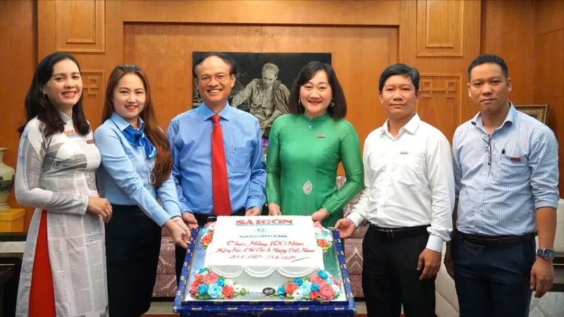Đại diện SaigonBank tặng quà chúc mừng Báo Sài Gòn Giải Phóng. Ảnh: VIỆT NGA