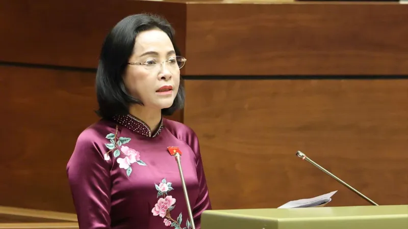 Phó Chủ tịch Quốc hội Nguyễn Thị Thanh trình bày tờ trình tại phiên họp. Ảnh: QUANG PHÚC 