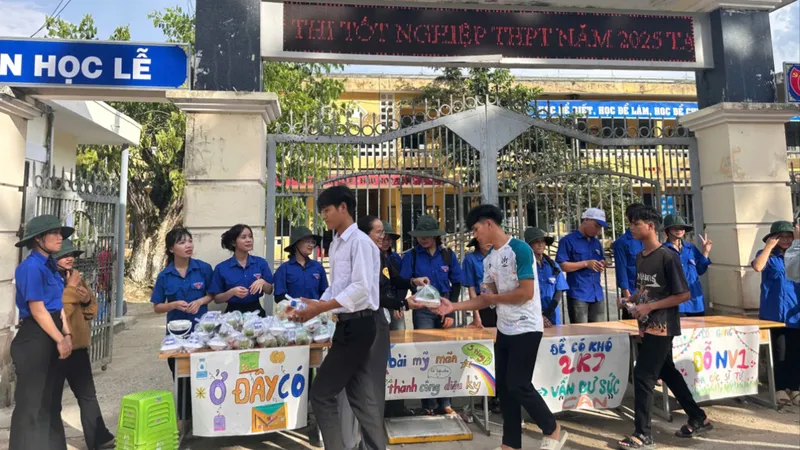 Ấm lòng suất cơm miễn phí cho thí sinh vùng núi Trà Bồng, Quảng Ngãi