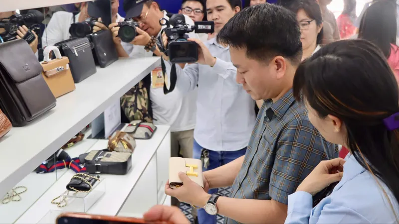 “Phơi bày” 300 món thời trang, mỹ phẩm giả để người dân nhận biết