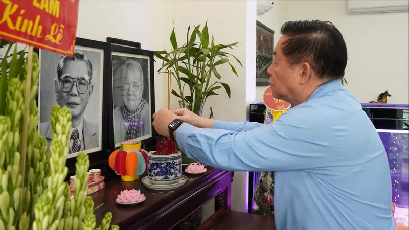 Trưởng Ban Tuyên giáo và Dân vận Trung ương thắp hương tưởng nhớ cố Tổng Bí thư Nguyễn Văn Linh
