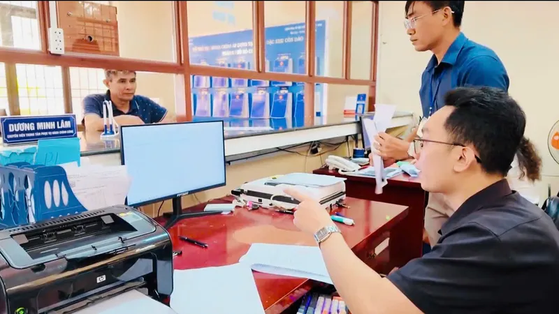 Người dân hồ hởi đi làm thủ tục hành chính