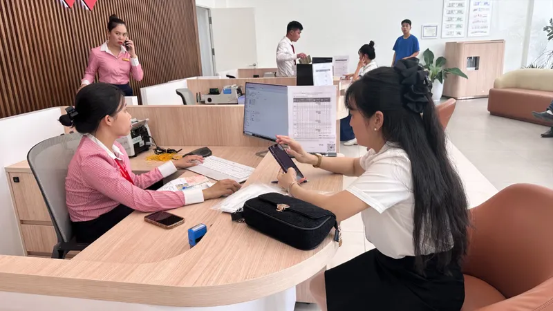 Khách hàng thực hiện giao dịch tại ngân hàng 