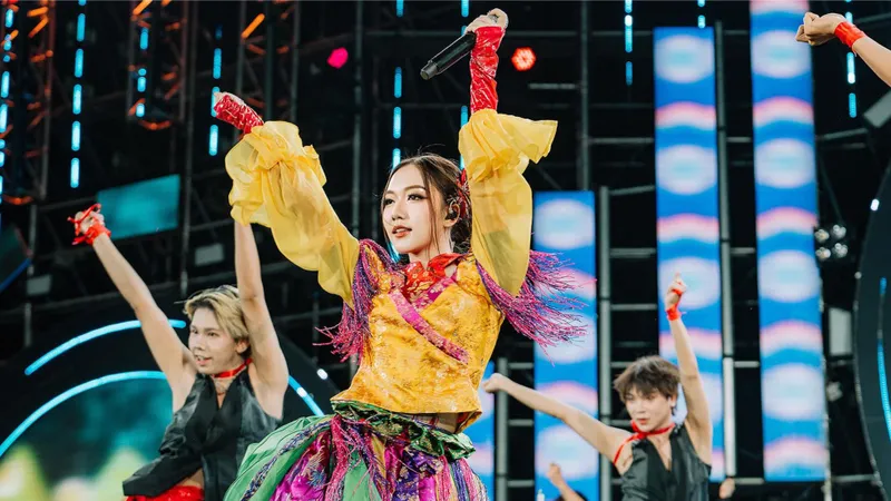 Thoại Nghi khởi động tham gia tour diễn châu Âu đầu tiên trong sự nghiệp