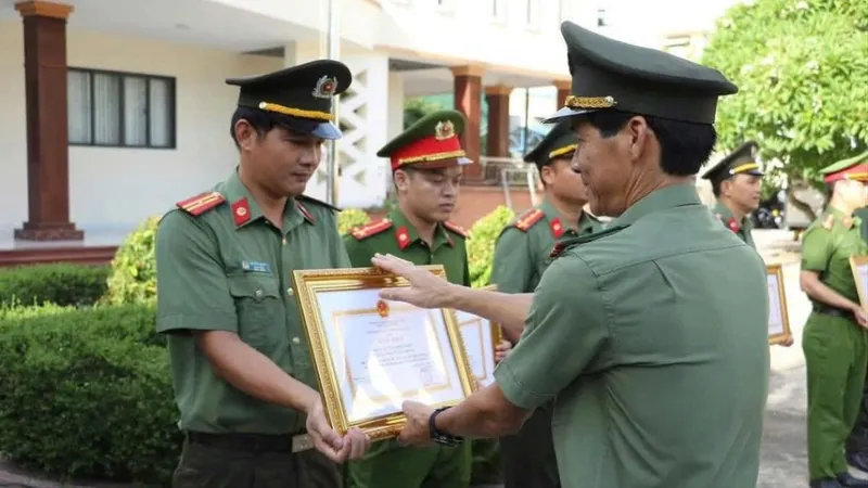 Công an tỉnh Quảng Ngãi khen thưởng lực lượng phá án vụ tàng trữ, vận chuyển 1,3 tấn thuốc nổ