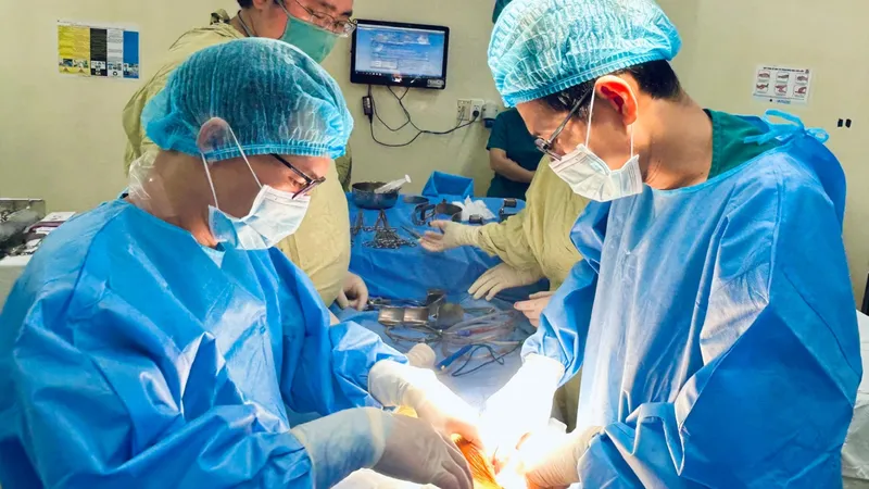 Các bác sĩ đang ghép tạng cho người bệnh