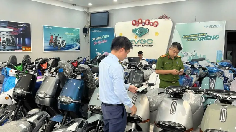 Cơ quan chức năng kiểm tra cửa hàng xe điện giả nhãn hiệu. Ảnh: DMS