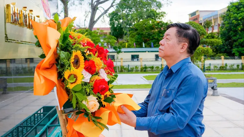 Trưởng Ban Tuyên giáo và Dân vận Trung ương dâng hương tưởng niệm Chủ tịch Hồ Chí Minh và các Anh hùng liệt sĩ 