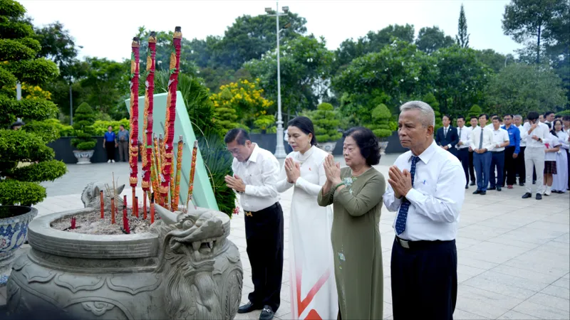 Quỹ "Khởi sự từ tâm" dâng hương tưởng niệm Anh hùng liệt sĩ và tri ân Mẹ Việt Nam Anh hùng