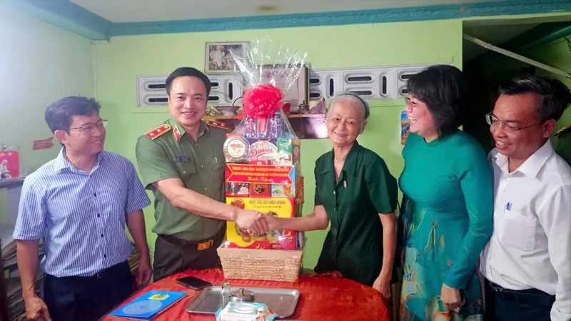 Trung tướng Mai Hoàng thăm, tặng quà các gia đình chính sách tiêu biểu 
