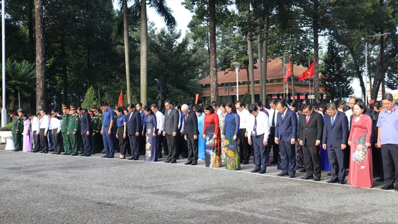 Các đại biểu dành phút mặc niệm tưởng nhớ công lao to lớn của các Anh hùng liệt sĩ