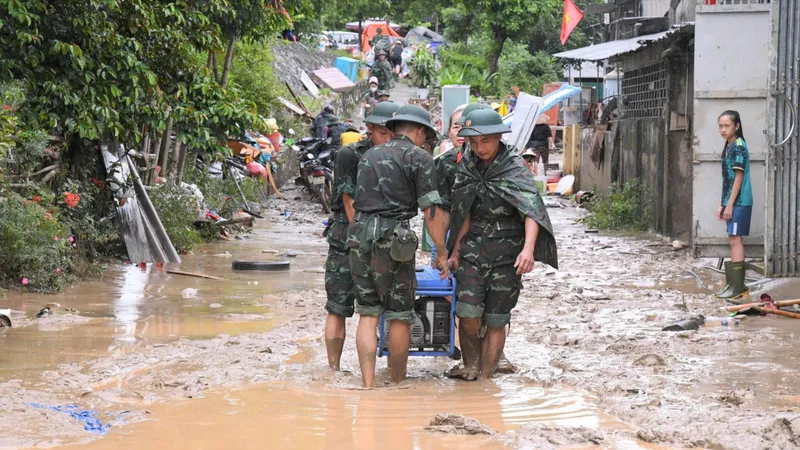Không kể trời mưa, cán bộ, chiến sĩ Trung đoàn 335 tích cực giúp đỡ nhân dân khắc phục hậu quả bão số 3