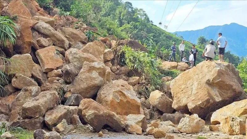 Miền núi phía Bắc: Đá lăn, đất lở, bùn trùm kín đường 