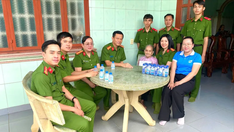 Dâng hương tưởng niệm các Anh hùng liệt sĩ tại Khu di tích Bót Cầu Định