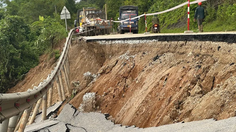 Nghệ An: Sạt lở nhiều nơi, cứu trợ gặp khó khăn