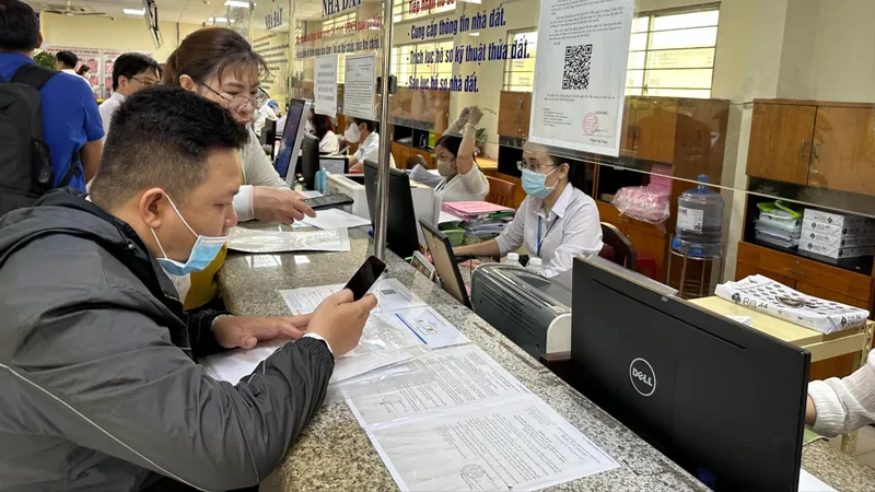 Người dân đến UBND phường Gò Vấp, TPHCM thực hiện các thủ tục liên quan đến nhà đất. Ảnh: THANH HIỀN