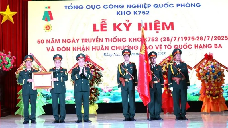 Kho K752 đón nhận Huân chương Bảo vệ Tổ quốc hạng Ba