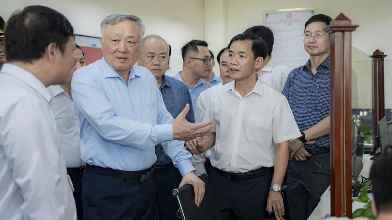 Phó Thủ tướng Thường trực Chính phủ Nguyễn Hòa Bình thăm Trung tâm Phục vụ hành chính công phường Thuận Hóa, TP Huế