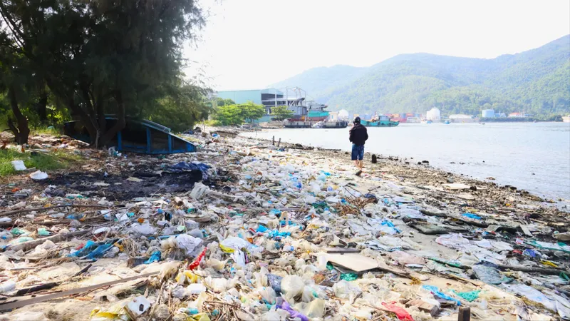 Theo ghi nhận của Phóng viên, thời gian qua, khu vực dưới chân cầu Mân Quang (phường Sơn Trà, TP Đà Nẵng) xuất hiện nhiều rác thải tấp vào bờ, tạo nên hình ảnh nhếch nhác, ô nhiễm nghiêm trọng