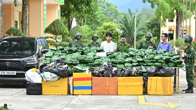 Lực lượng chức năng bắt giữ đối tượng Phạm Ngọc Duy và tang vật 