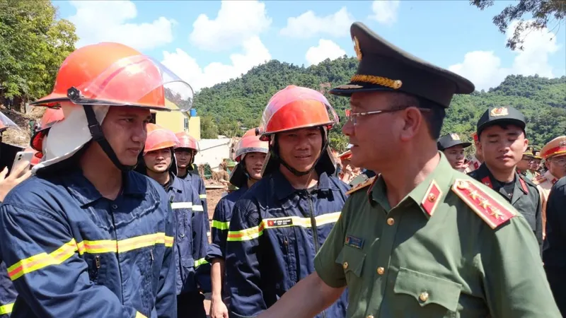 Cao điểm 40 ngày đêm xây nhà, trường cho vùng lũ Nghệ An