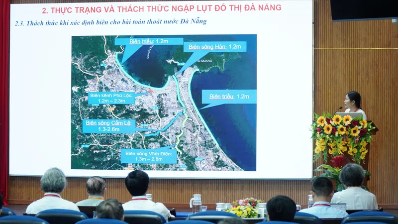 Đại diện nhóm tác giả chia sẻ chuyên đề Ngập lụt đô thị tại TP Đà Nẵng. Ảnh: XUÂN QUỲNH