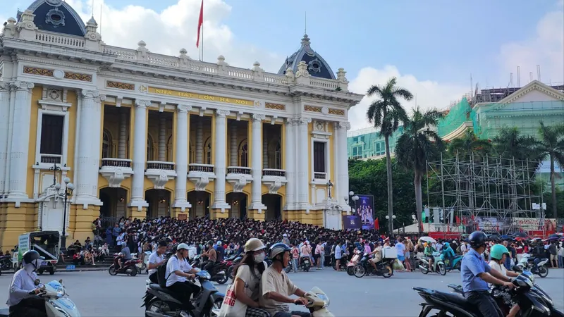 Hàng ngàn người đội nắng bao quanh Nhà hát Lớn đợi nhận vé xem concert