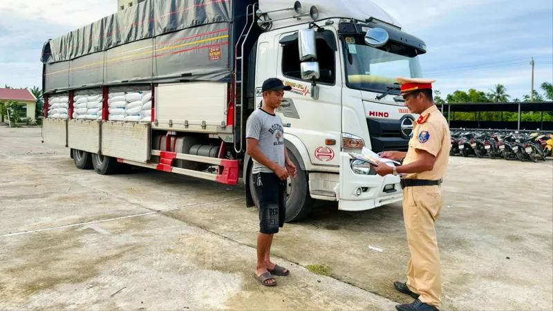 Phát hiện xe tải chở 30 tấn đường trắng không rõ nguồn gốc