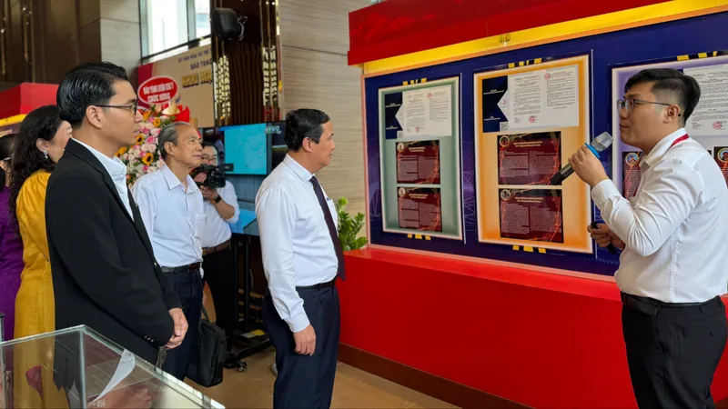 Các đồng chí lãnh đạo, đại biểu tham quan trưng bày chuyên đề “25 năm Giải thưởng Tôn Đức Thắng”.