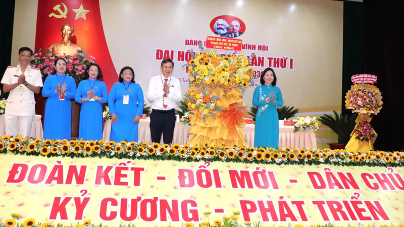 Đồng chí Trương Thị Bích Hạnh, Ủy viên Ban Thường vụ Thành ủy, Phó Chủ tịch Thường trực Ủy ban MTTQ Việt Nam TPHCM tặng hoa của Thành ủy - HĐND - UBND - Ủy ban MTTQ Việt Nam TPHCM đến đại hội